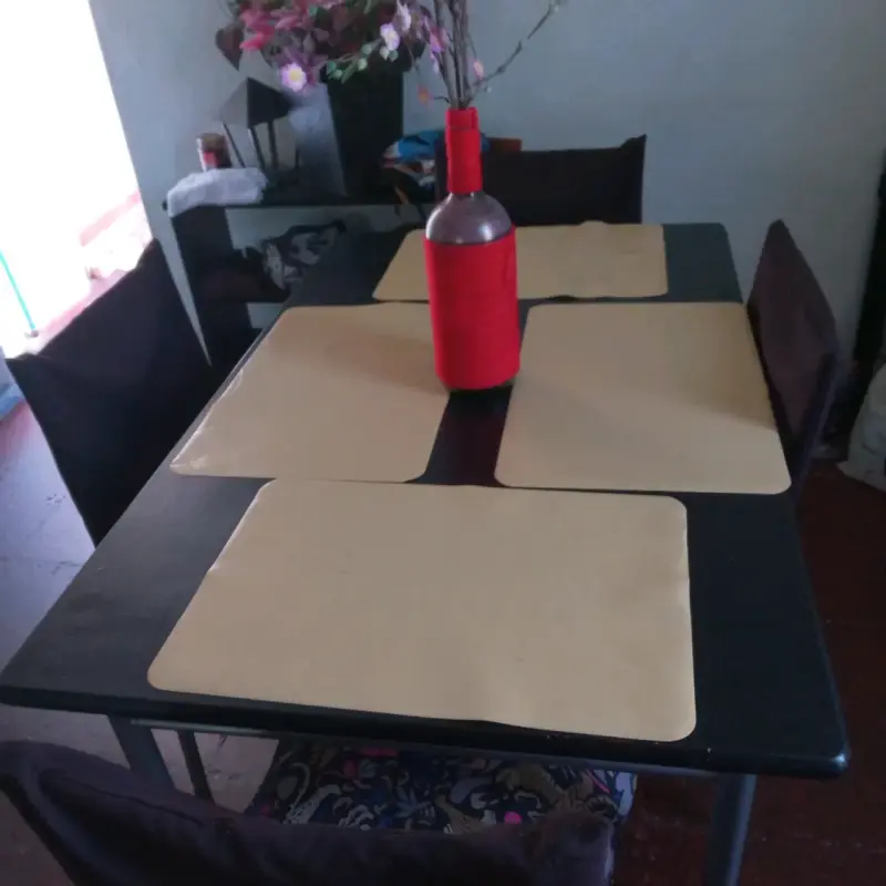 Juego de comedor con sillas y mantel decorativo - 3