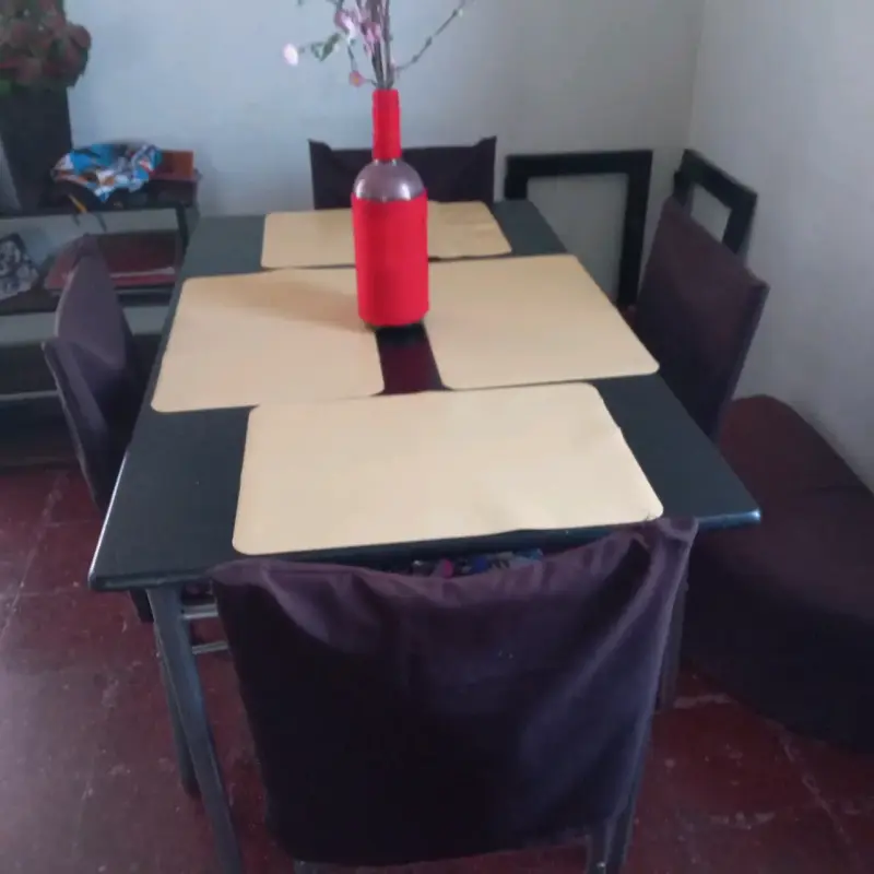 Juego de comedor con sillas y mantel decorativo - 4