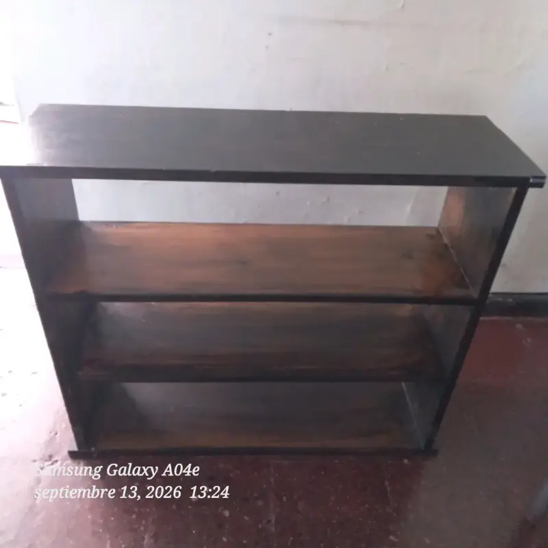 Estante de madera oscuro con tres niveles - 2
