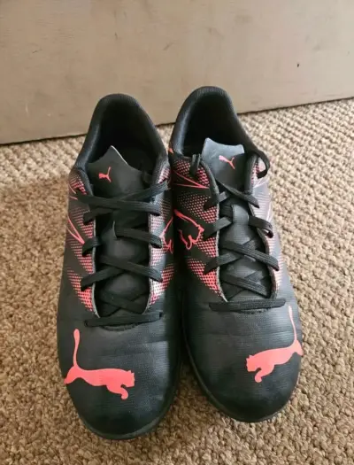 Zapatillas fútbol Puma negras con detalles rosad - miniatura 1