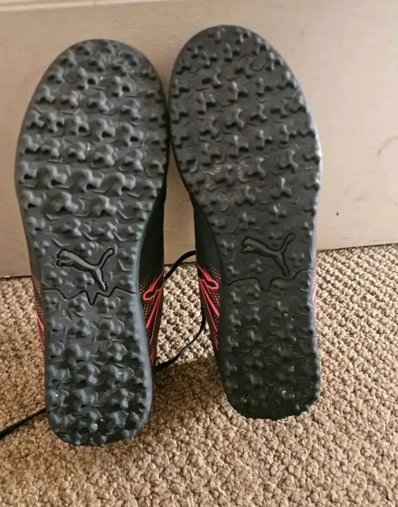 Zapatillas fútbol Puma negras con detalles rosad - 2