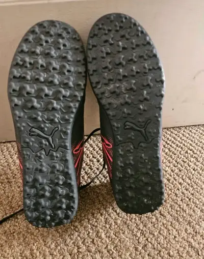 Zapatillas fútbol Puma negras con detalles rosad - miniatura 2