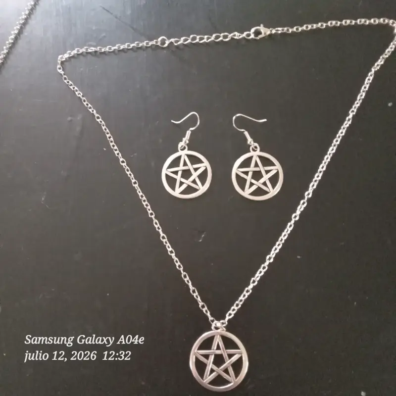 Conjunto de collar y aros con diseño de pentagrama - 1