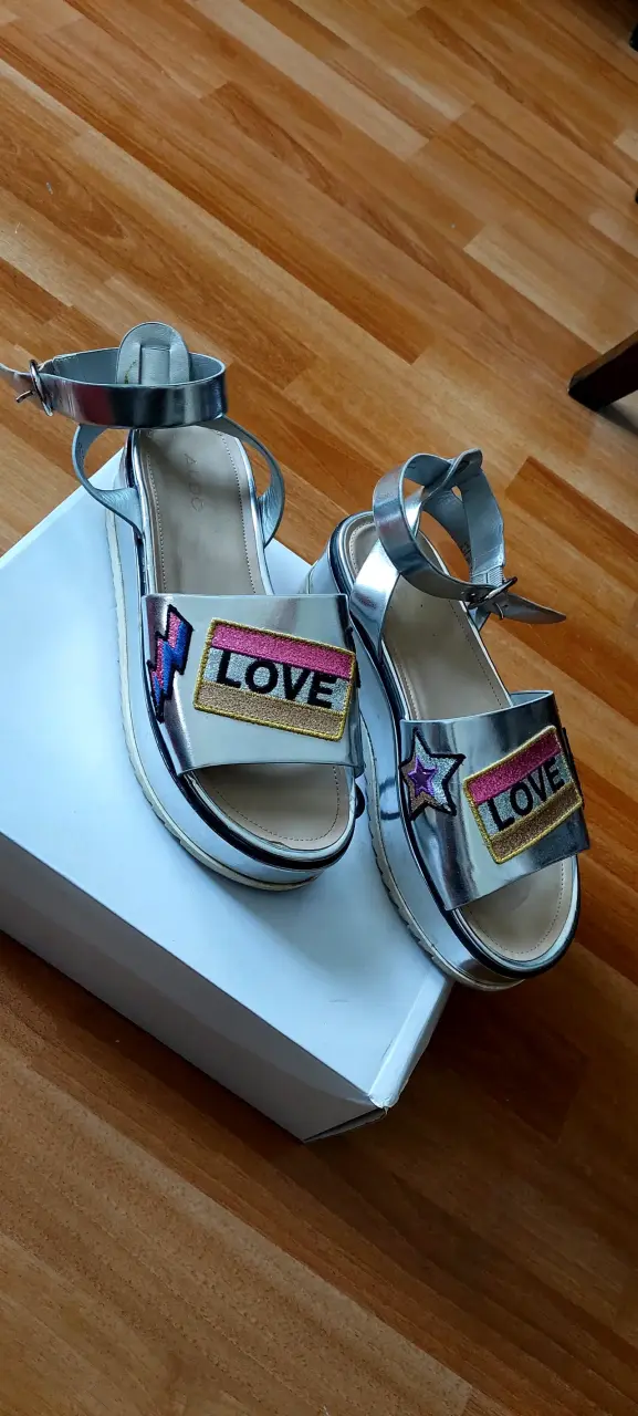 Sandalias plateadas con diseño 'LOVE' para mujer - 1
