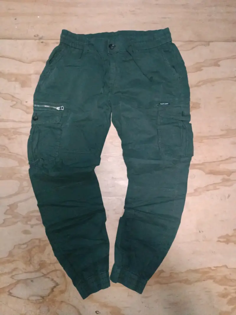 Pantalones cargo verde oscuro con bolsillos - 1