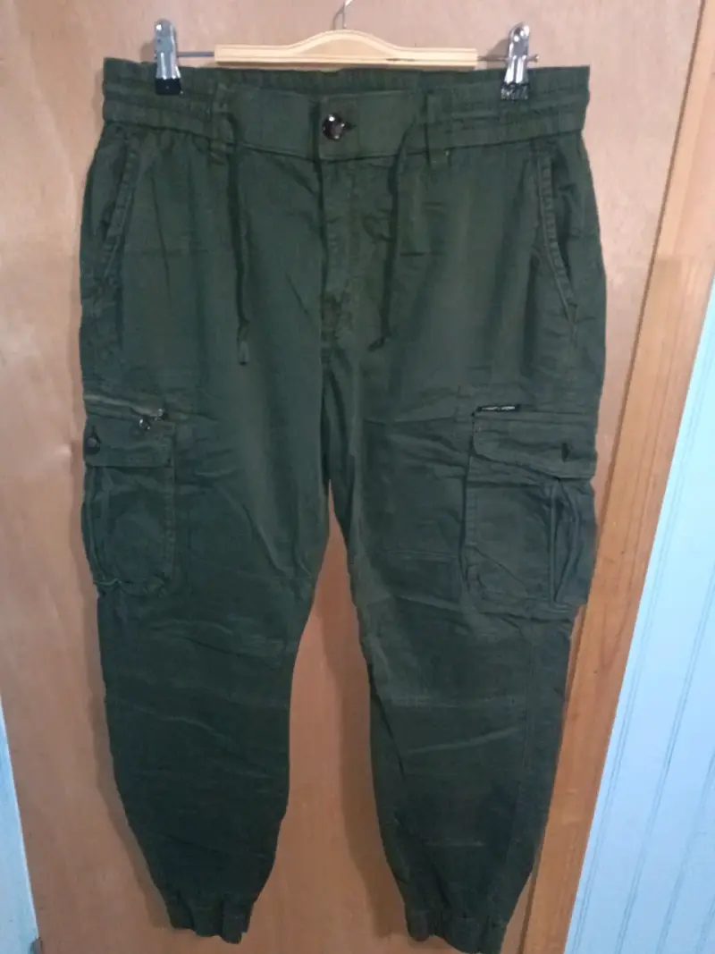 Pantalones cargo verde oscuro con bolsillos - 2