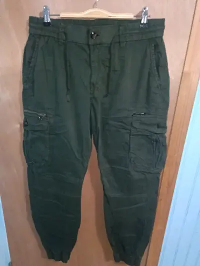 Pantalones cargo verde oscuro con bolsillos - miniatura 2