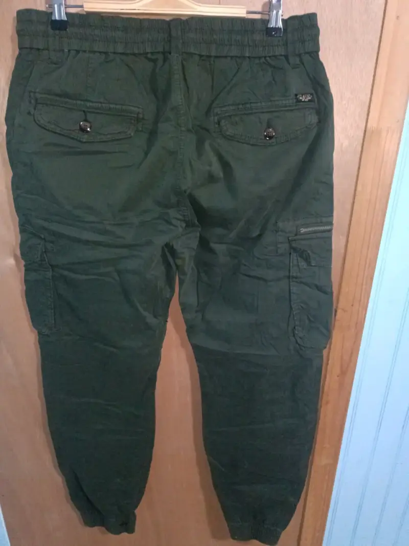 Pantalones cargo verde oscuro con bolsillos - 3