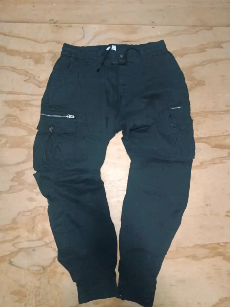 Pantalones cargo negros con bolsillos - 1