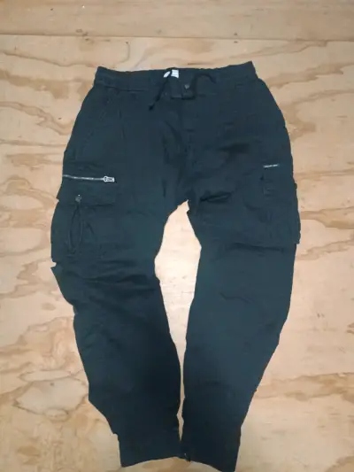 Pantalones cargo negros con bolsillos - miniatura 1