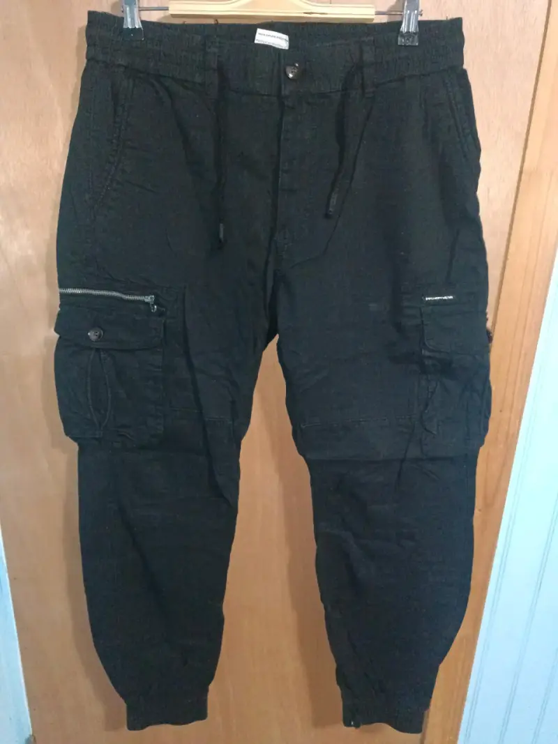 Pantalones cargo negros con bolsillos - 2