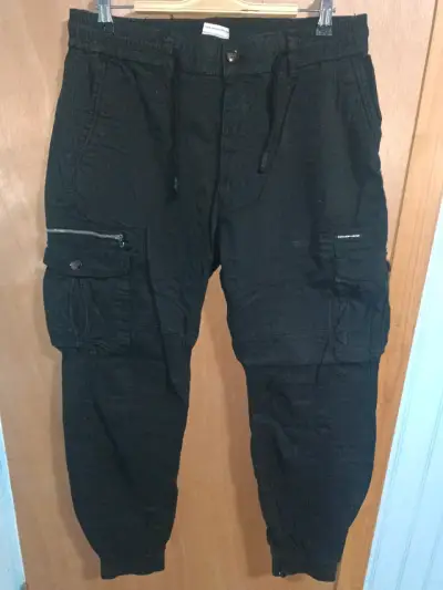 Pantalones cargo negros con bolsillos - miniatura 2
