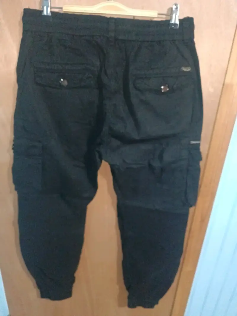 Pantalones cargo negros con bolsillos - 3