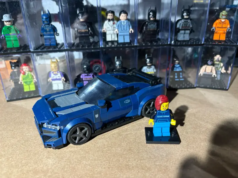 Auto de juguete azul con figura LEGO - 1