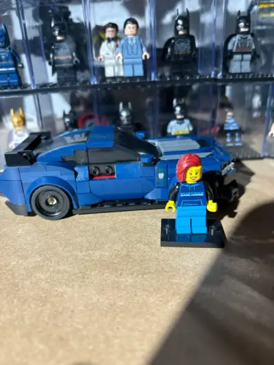 Auto de juguete azul con figura LEGO - miniatura 2