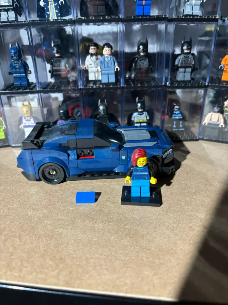 Auto de juguete azul con figura LEGO - 3