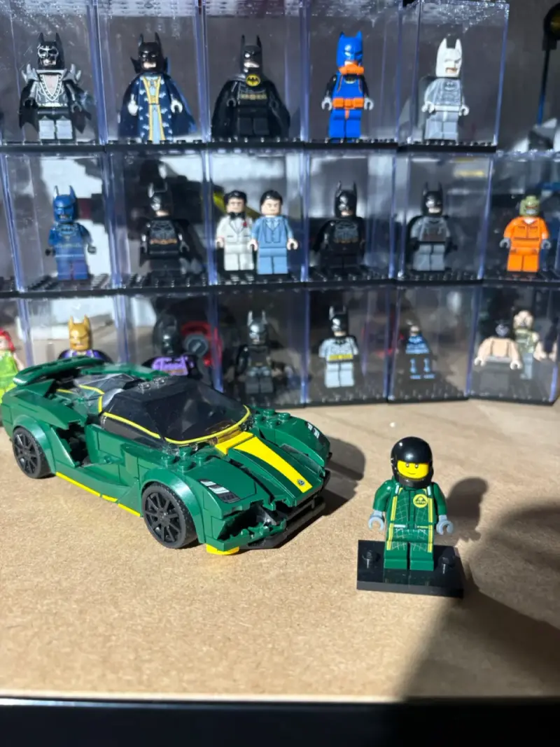 Auto de juguete LEGO verde con figura - 1