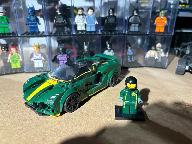 Auto de juguete LEGO verde con figura - 2
