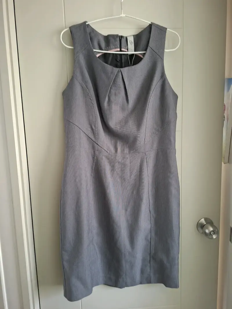 Vestido formal gris sin mangas