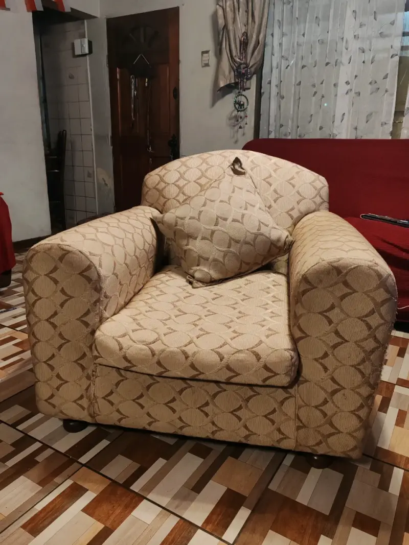 Sillón individual beige con cojín decorativo - 1