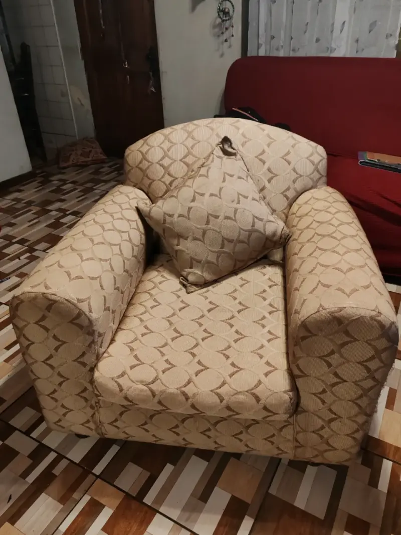 Sillón individual beige con cojín decorativo - 2