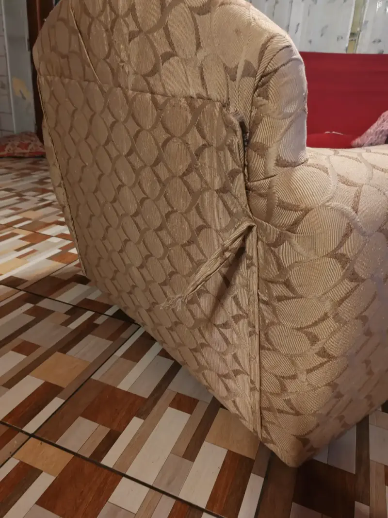 Sillón individual beige con cojín decorativo - 3