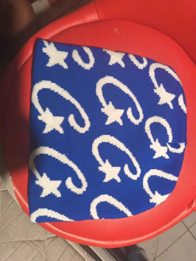 Gorro de lana azul con estrellas blancas