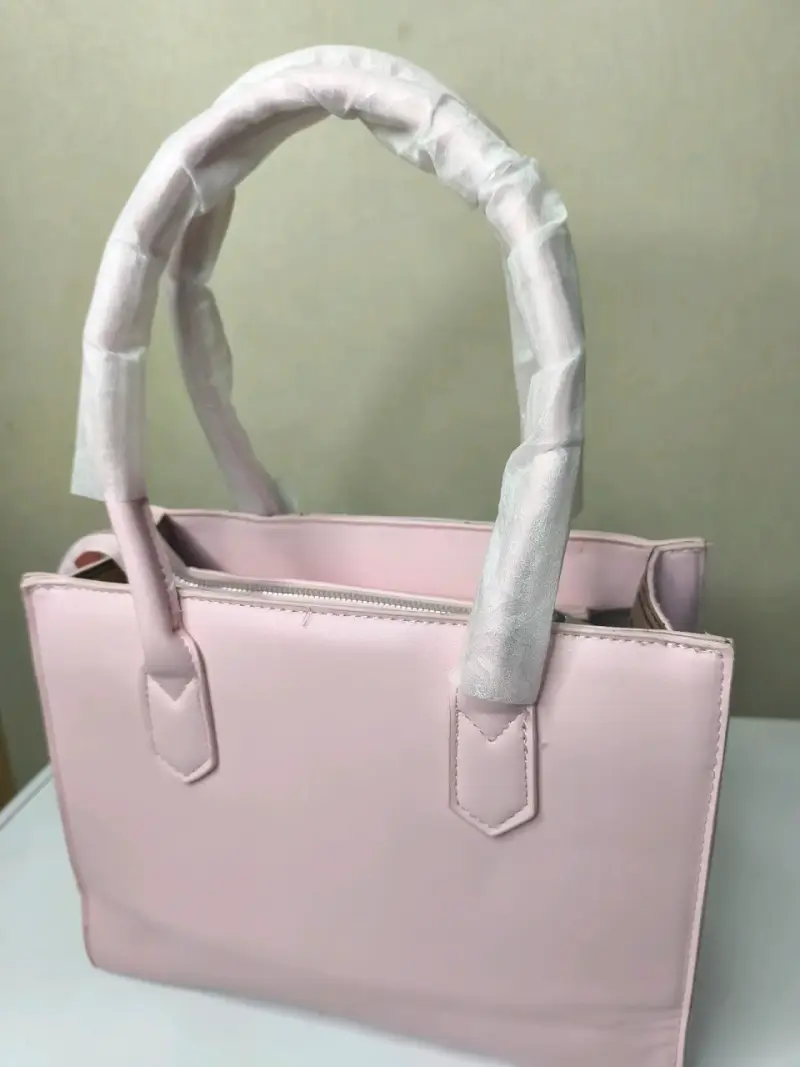 Bolso de mano rosa con colgante de oso - 3