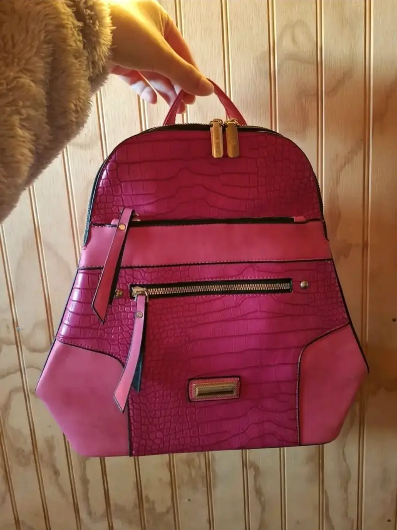 Mochila de cuero sintético rosada con textura
