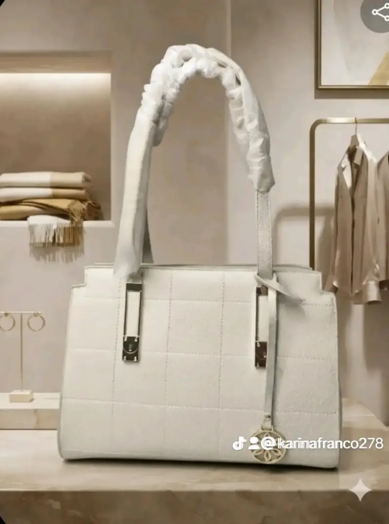 Bolso de mano blanco elegante con detalles metálicos - 1