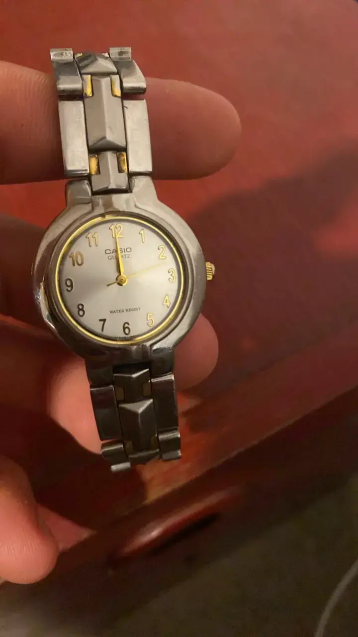 Reloj Casio de pulsera metálico resistente al agua - 1