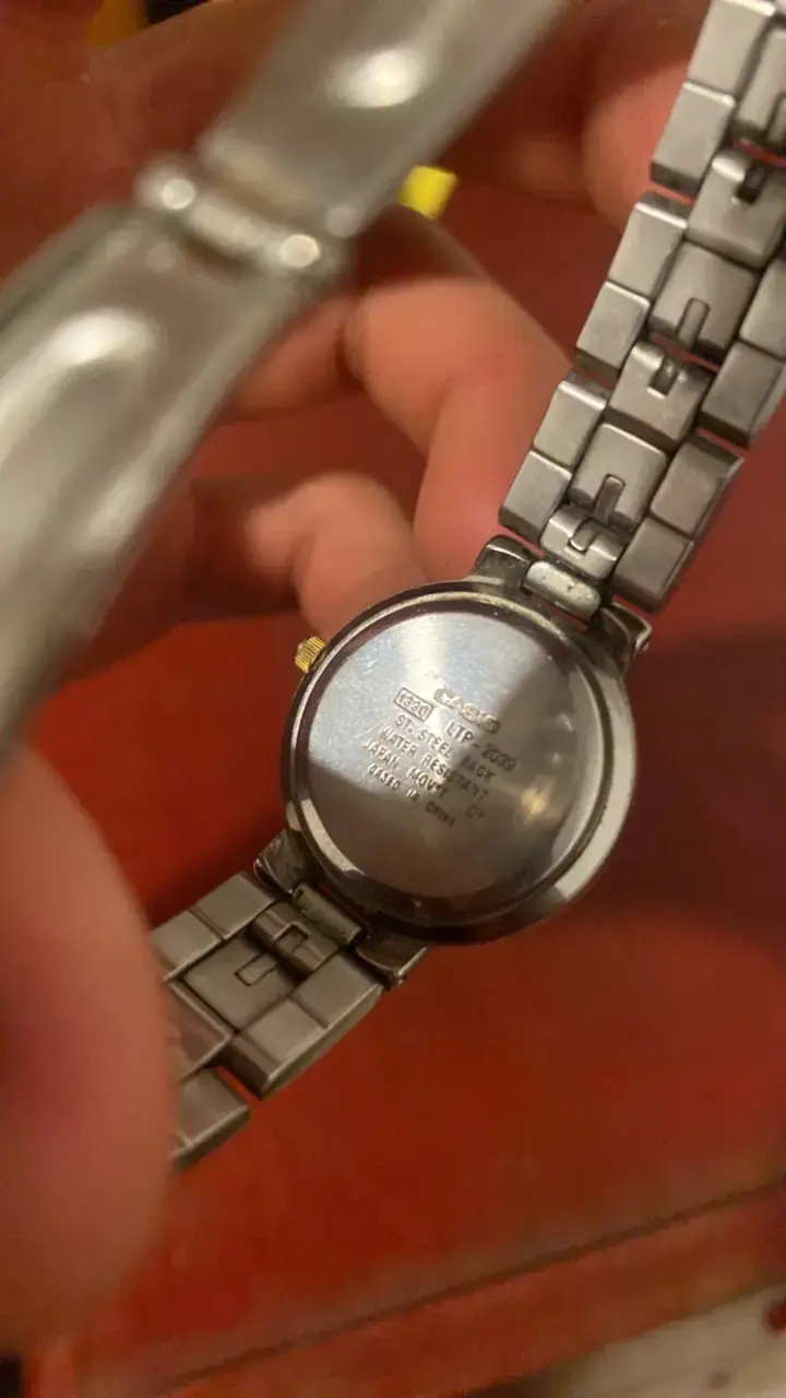 Reloj Casio de pulsera metálico resistente al agua - 4
