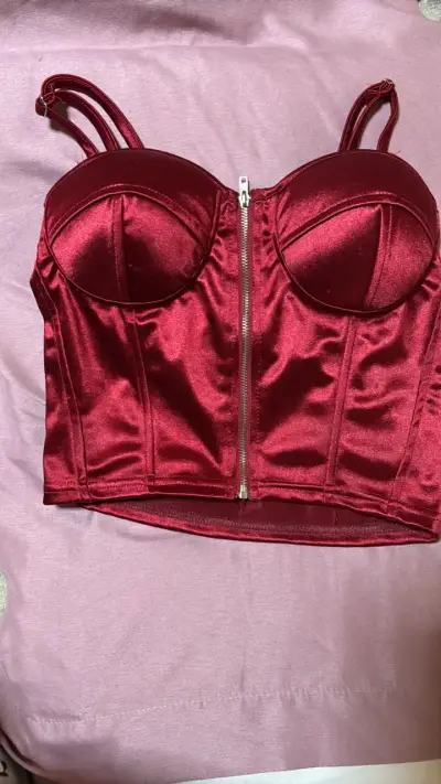 Top  rojo burdeos con cierre frontal - miniatura 1