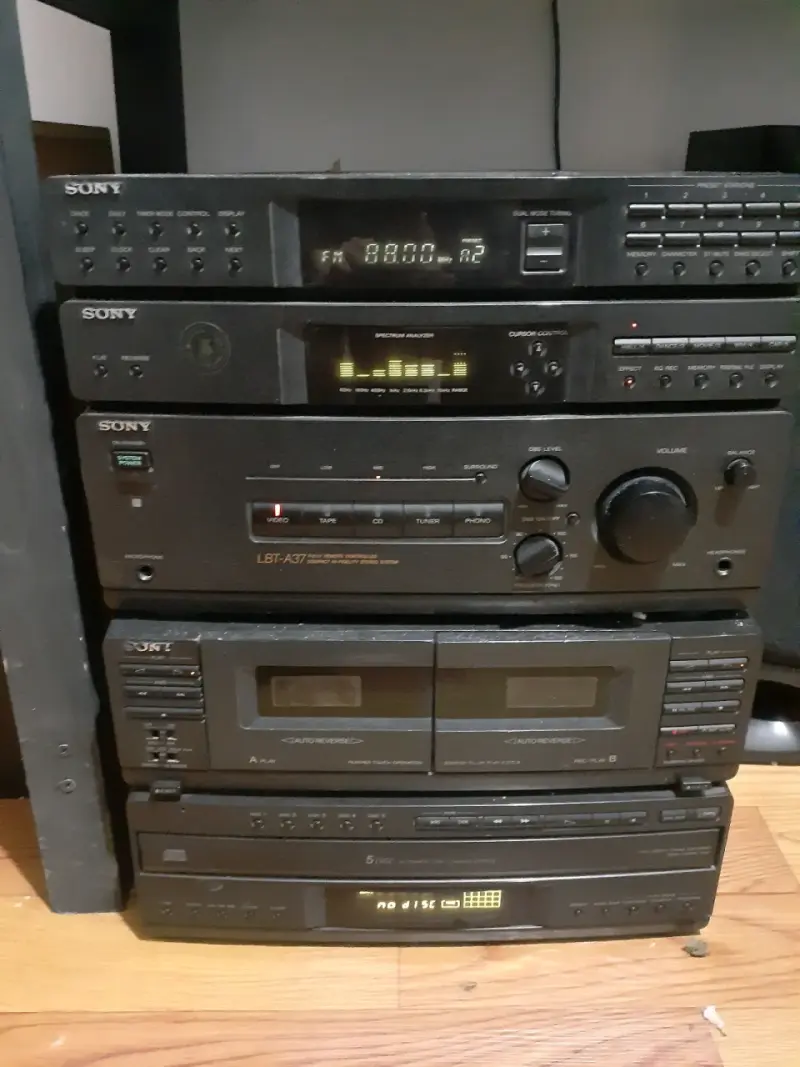 Sistema de sonido Sony con reproductor de CD y cassette