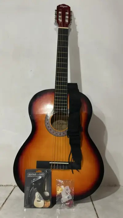 Guitarra clásica acústica con accesorios - miniatura 1