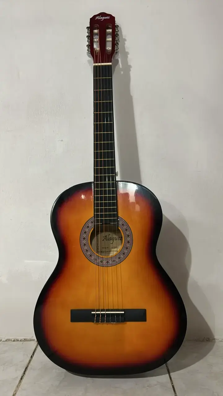 Guitarra clásica acústica con accesorios - 3