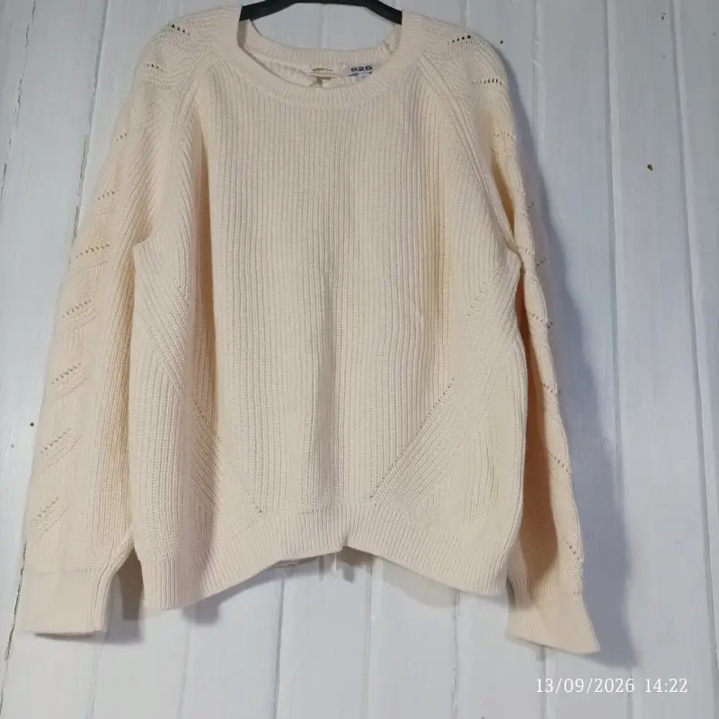 Suéter de punto beige con diseño trenzado - 1