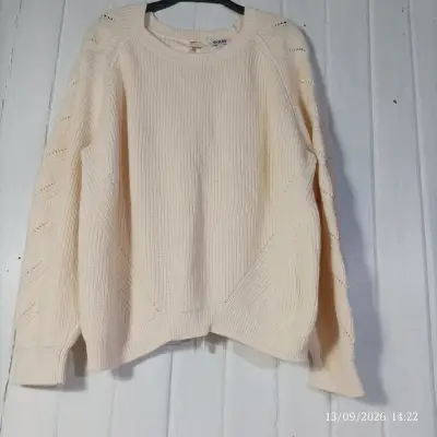 Suéter de punto beige con diseño trenzado - miniatura 1