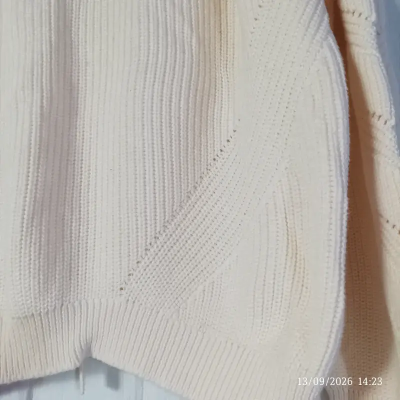 Suéter de punto beige con diseño trenzado - 2