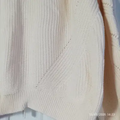 Suéter de punto beige con diseño trenzado - miniatura 2