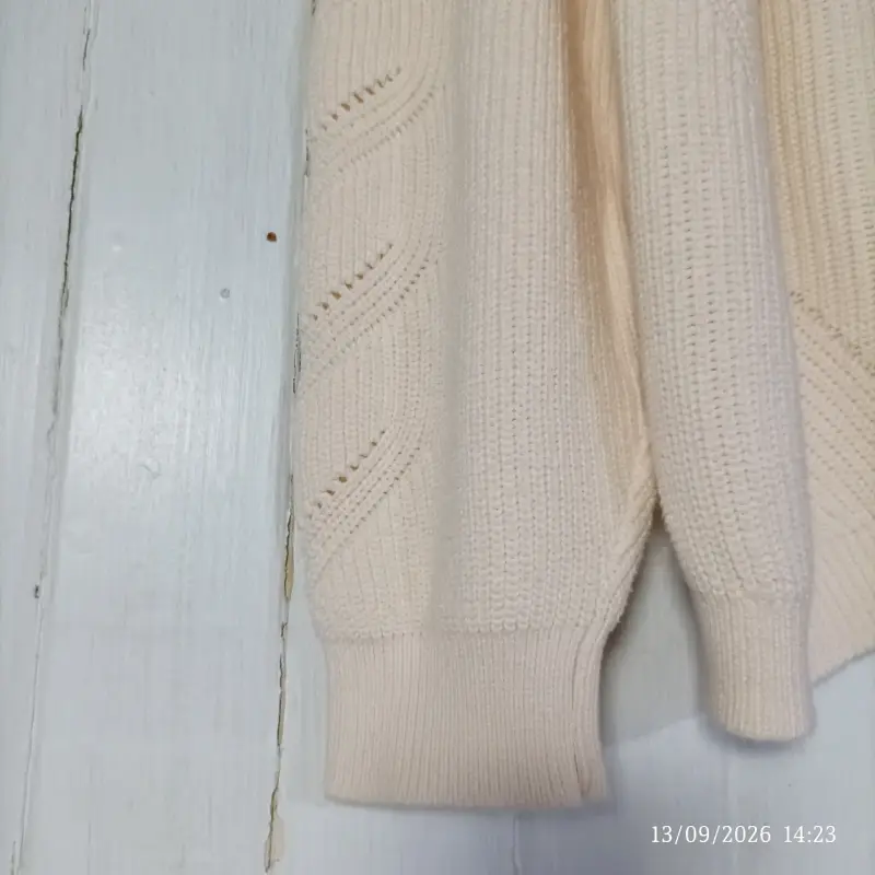 Suéter de punto beige con diseño trenzado - 3