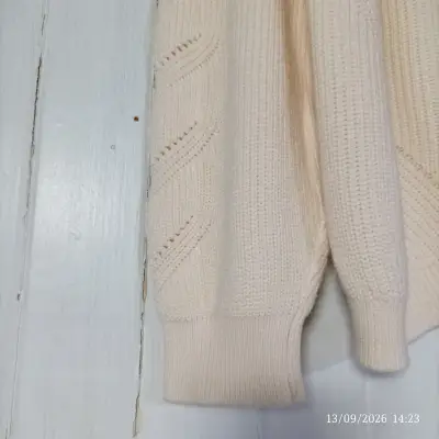 Suéter de punto beige con diseño trenzado - miniatura 3