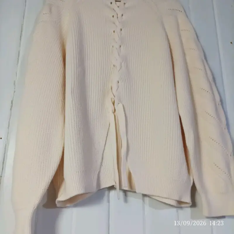 Suéter de punto beige con diseño trenzado - 4