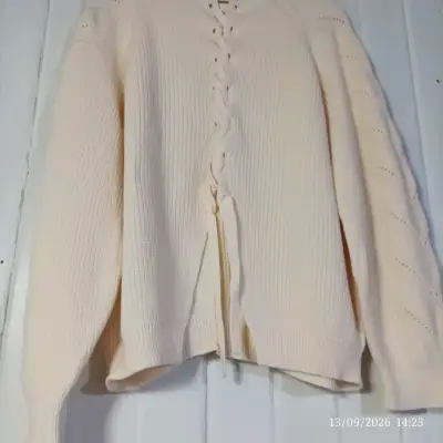 Suéter de punto beige con diseño trenzado - miniatura 4