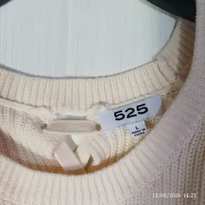 Suéter de punto beige con diseño trenzado - miniatura 5