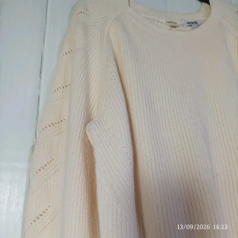 Suéter de punto beige con diseño trenzado - 6