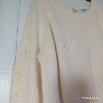 Suéter de punto beige con diseño trenzado - miniatura 6
