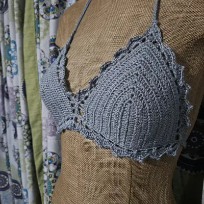 Conjunto de top y bralette tejido a crochet gris - miniatura 3
