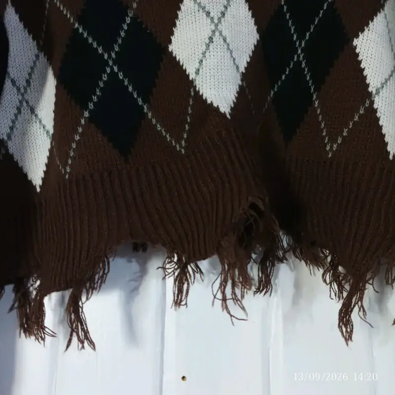 Suéter corto de rombos marrón y blanco - 5