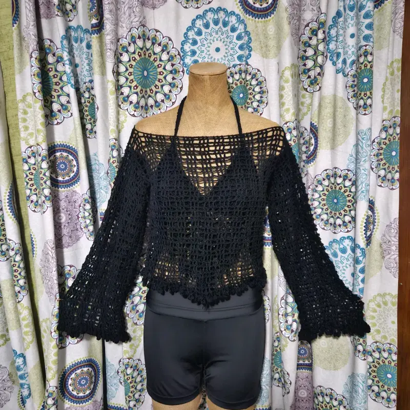 Conjunto tejido polera y top negro con flecos